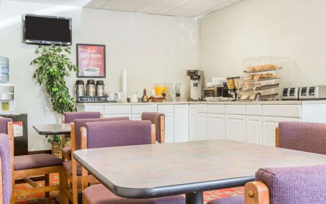 Econo Lodge Near Stewart International Airport