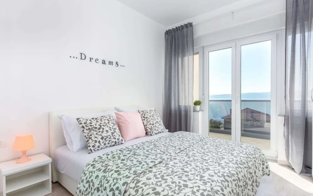 Gorgeous Home With Swimming Pool, Hot Tub & Sea View