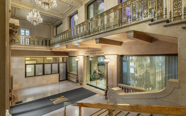One King West Hotel & Residence