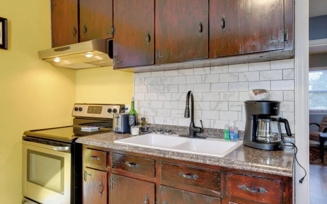 Renovated Charlotte Bungalow - 3 Mi to Downtown!