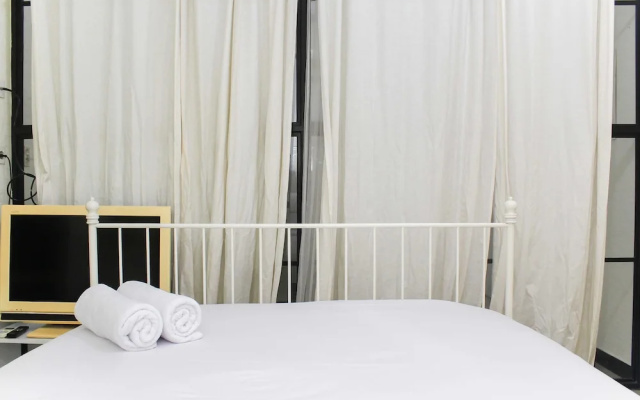 White and Nice 1BR at Bassura City Apartment – Guest Rooms – Jakarta