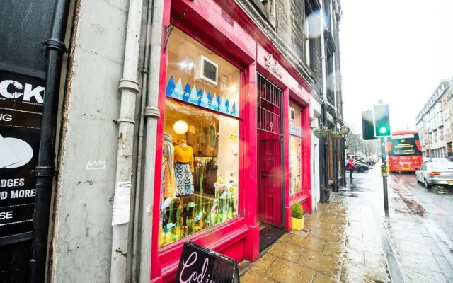 Old Town Edinburgh Apartment: Heart of the Action