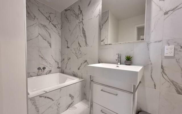 Luxe Apt w Harbour-Sunset Views -Parking