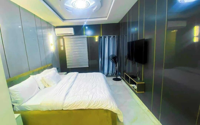 Four Crowns Serviced Apartment
