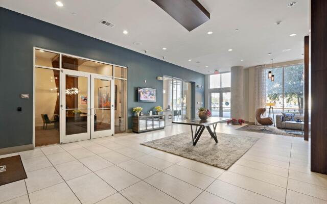 Deep Cleaned Modern 2BR Apt Downtown Location