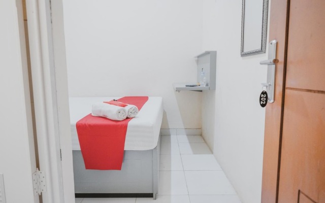 RedDoorz near CBD Ciledug