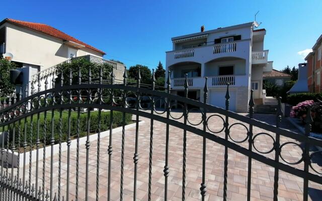 Petin - 5m From the sea - A2