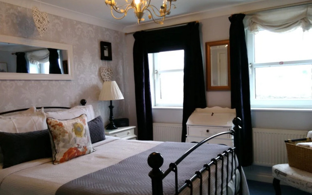 Riverside Court Apartment