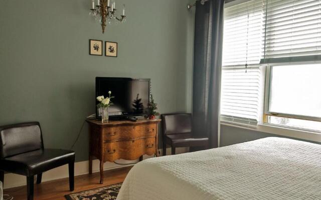 Cinnamon Bear Creekside Inn