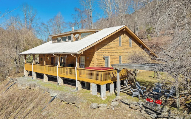 Peaceful Bryson City Cabin w/ Hot Tub & Deck!