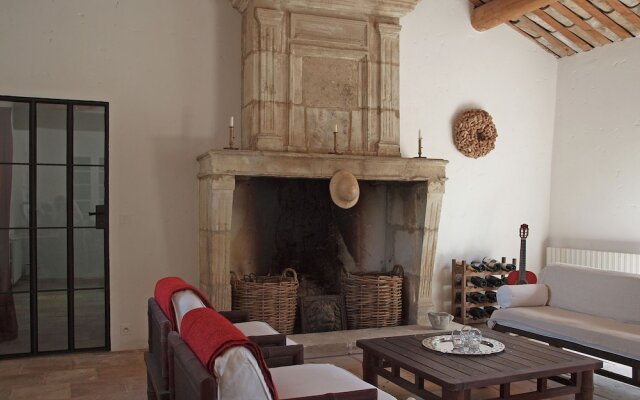 Enticing Villa With Private Swimming Pool in Oppede