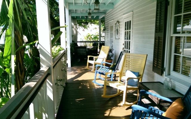 The Porch on Frances Inn