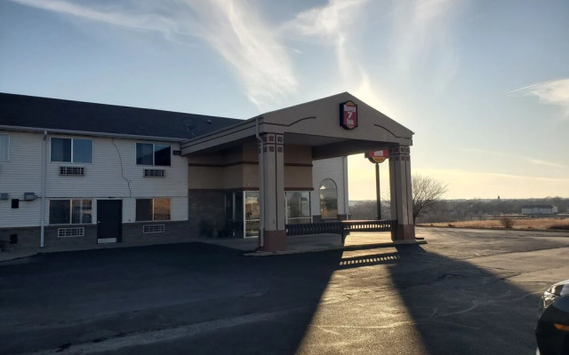 Super 7 Inn