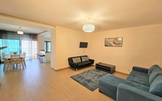 Rocha Prime Center Garage Flat