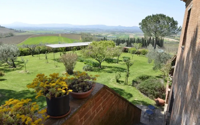 Pleasant Villa In Valiano With Terrace, Garden, Sun-Loungers