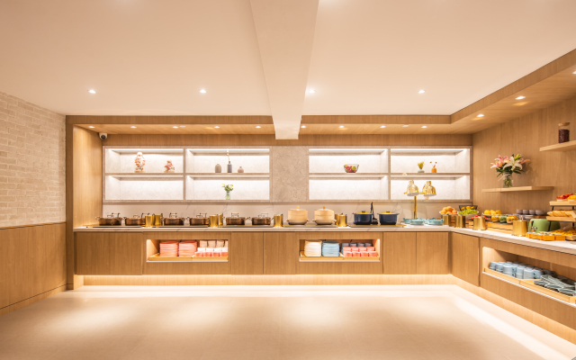 Elan Hotel (Luoyang Zhouwangcheng Plaza Subway Station Store)