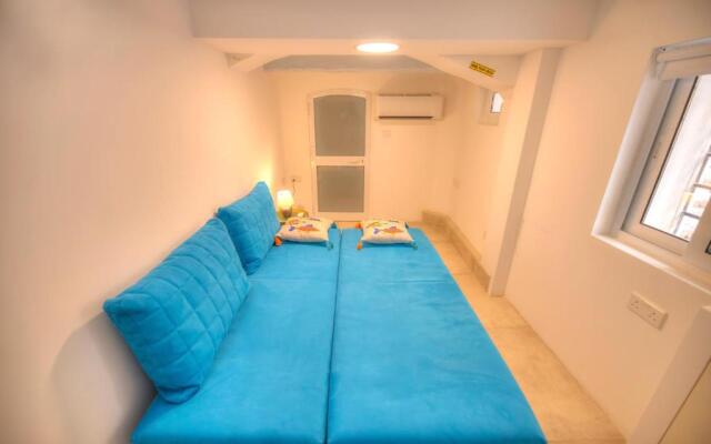Spacious maisonette with spectacular views IBRI1-1