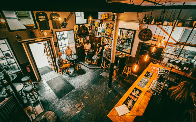 Nicky-Tams Bar & Apartments