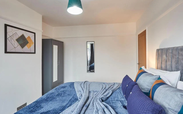 Elfleda Stay - Modern 5 Bedroom House with Parking