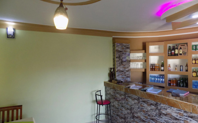 Deluxe Hotel - Ishaka