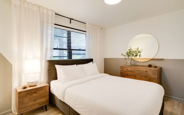 Contemporary Condo Minutes To Downtown Gulch