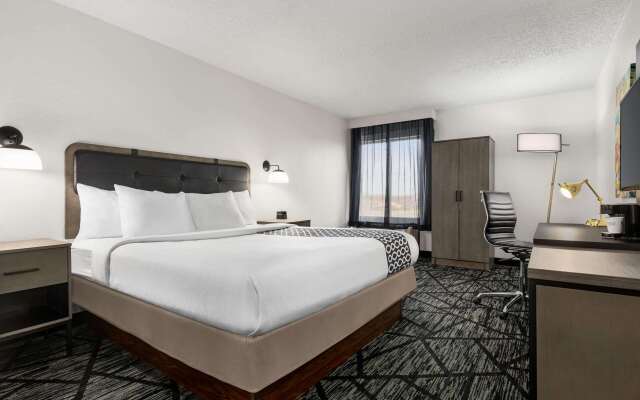 La Quinta Inn & Suites by Wyndham Cleveland Airport West