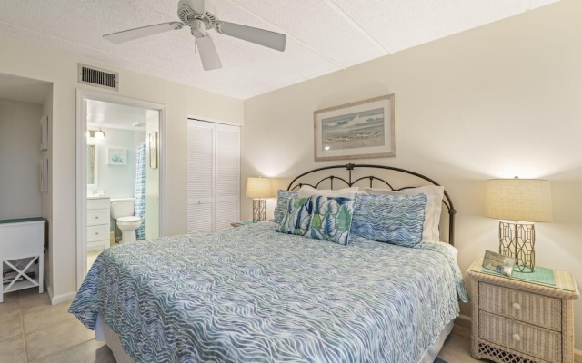 Life's A Beach~oceanfront 2 Bedroom Condo by RedAwning