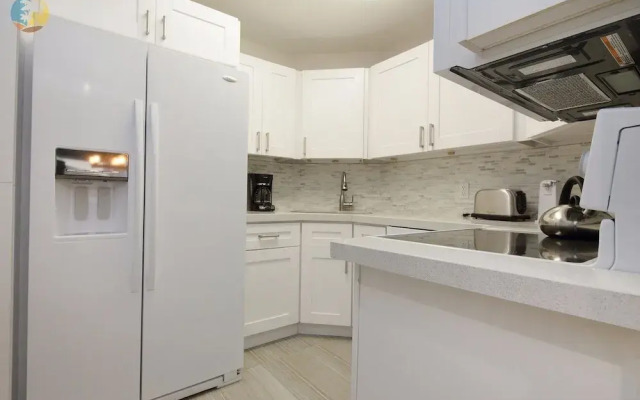 Alexander 718 3 Bedroom Apts by RedAwning