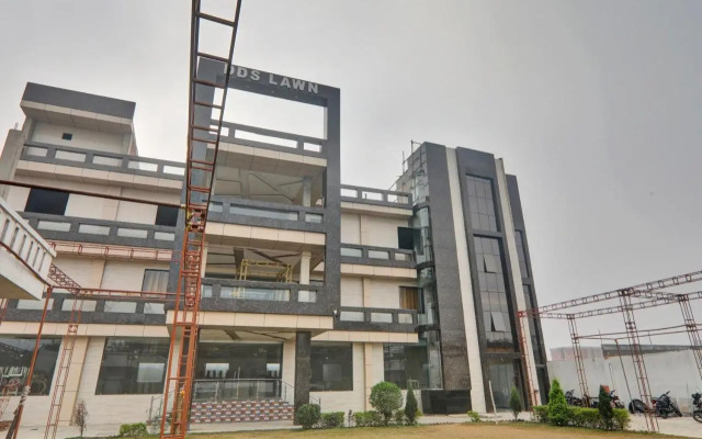 OYO Flagship 80648 HOTEL DDS LAWN