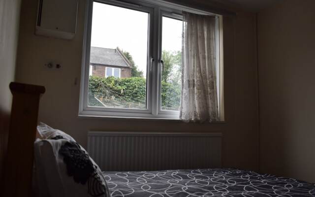 Spacious 2 Bedroom House in Bow