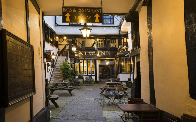 The New Inn by Roomsbooked