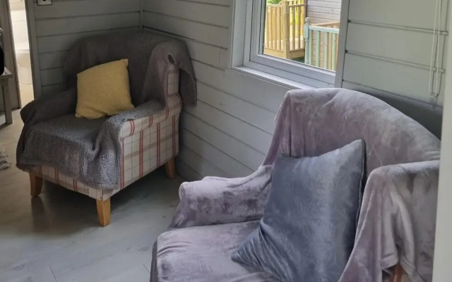 Glamping Hut - Sleeps 2, hot tub & Parking