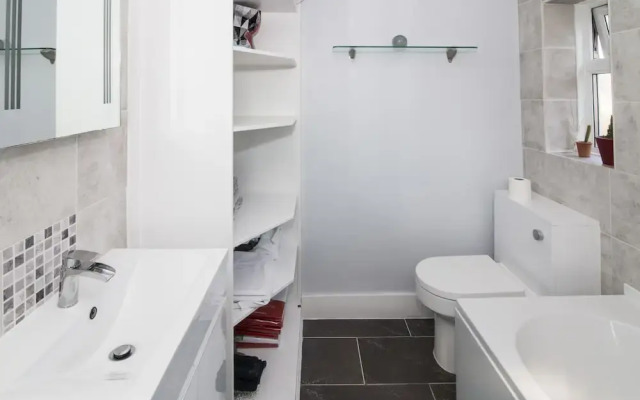 Lovely Rooms in a Quiet Place of Woking