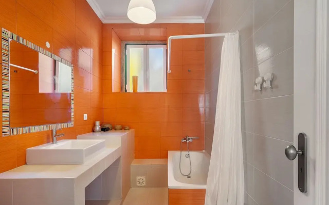 Urban Comfort: 1-Br Near Airport & Train Station