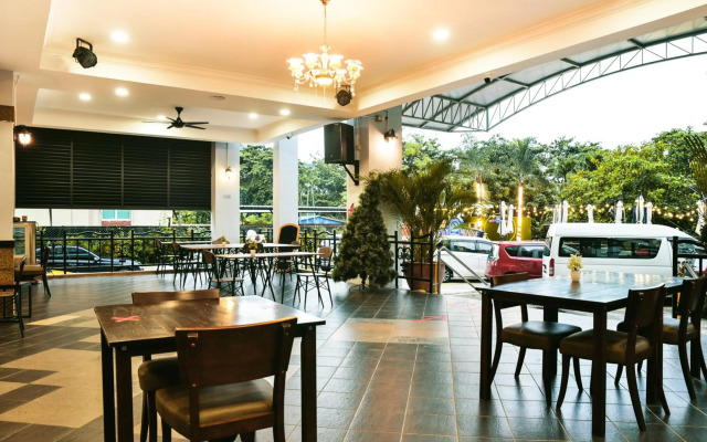 Leisure Cove Hotel & Apartments