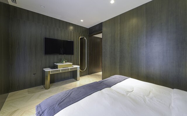 Platinium- FIVE Residences ?