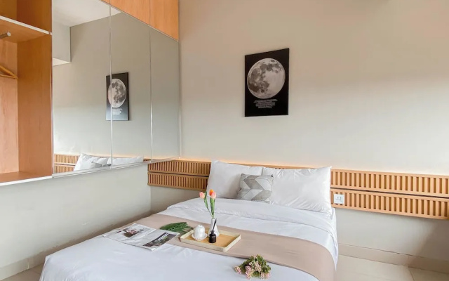 Cozy And Minimalist Studio At Lrt City Sentul Apartment – Guest Rooms – Kadumangu