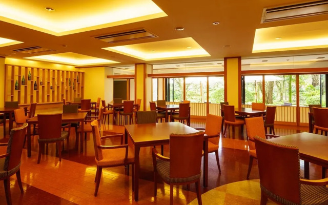 Hotel Hoho "A hotel overlooking the Echigo Plain and the Yahiko mountain range"