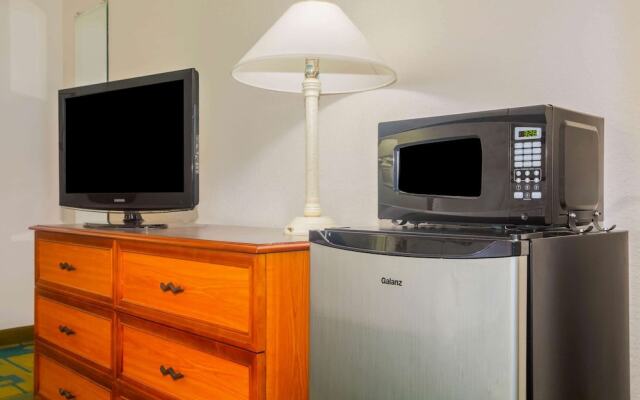 Super 8 by Wyndham Eagle Pass