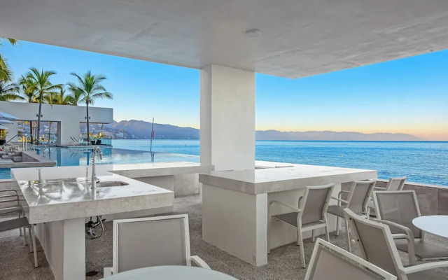 Stunning Beachfront Condo - Sea Views