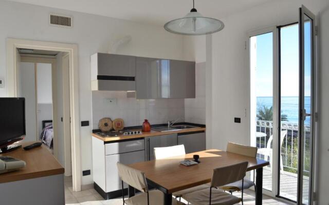 Residence Villa Carmen fronte mare a 50 mt