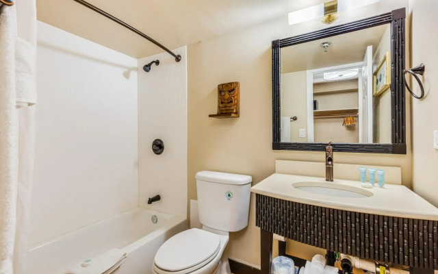 Castle Bamboo Waikīkī Hotel