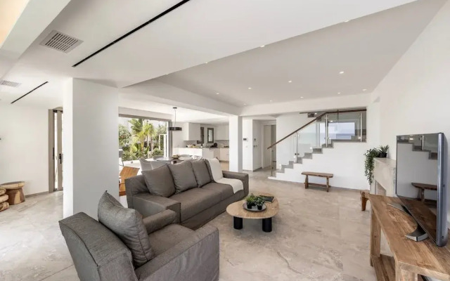 Protaras Beachfront Villla Mimosa