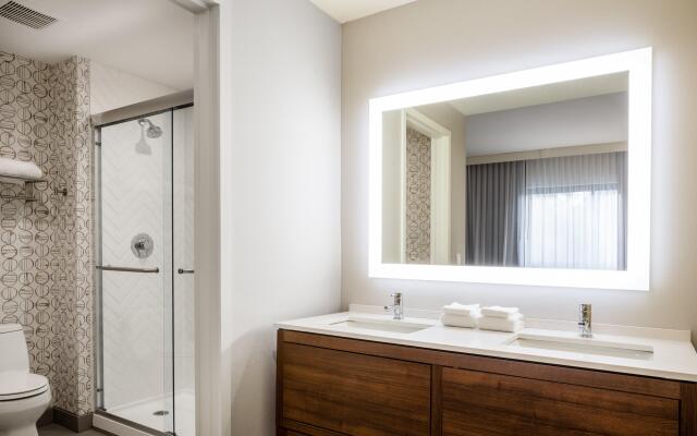 Holiday Inn Long Island-Islip Arpt East by IHG