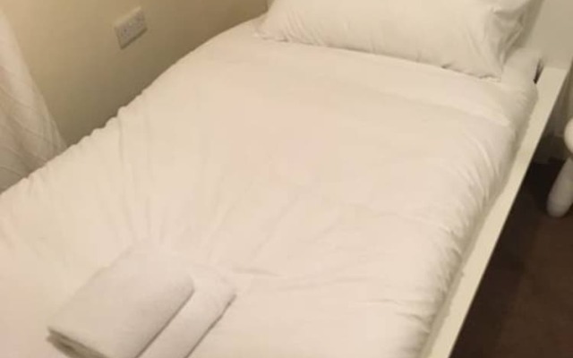 3 Bedroom House With Free Parking