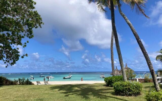 Lovely 3 bedroom beach house on a sandy beach