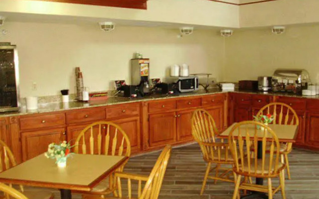 Econo Lodge Inn & Suites