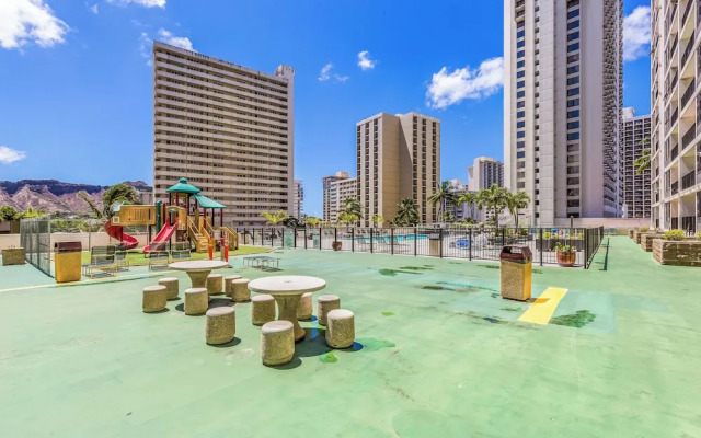Waikiki Banyan 3409