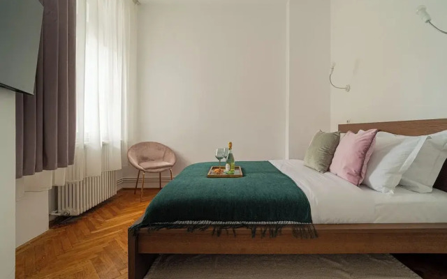 Spacious 3BR Atrium Penthouse, Balcony, Cismigiu