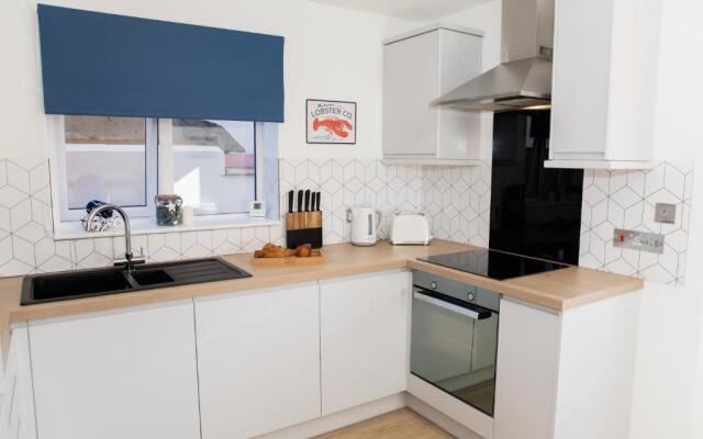 Lovely 2-bedroom Seaside Retreat with Free Parking